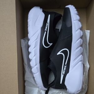 Nike Flex Runner 2 Kid's Size 5Y Black and White Slip-On Athletic Shoes